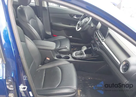 2021 Kia Forte Ex z USA, uszkodzony, nr VIN 3KPF54AD8ME406593